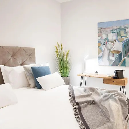 Eleven Boutique House And Garden Bed & Breakfast *