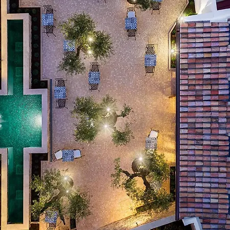 Eleven Boutique House And Garden Bed & Breakfast *